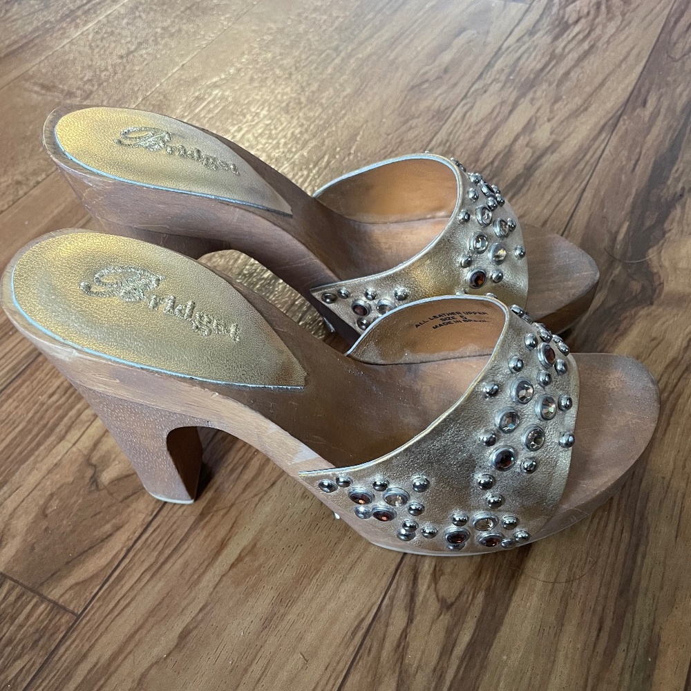 BRIDGET HEELS